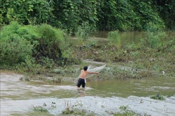Người dân quăng lưới đánh bắt cá, tôm trên lưu vực suối Nậm Mức (đọan chảy qua địa phận bản Púng Giắt, xã Mường Mươn, huyện Mường Chà). Ảnh: Xuân Tiến – TTXVN 