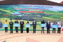 Trao biển tặng bò giống cho gia đình chính sách, gia đình có hoàn cảnh khó khăn trên địa bàn khu vực biên giới xã Thanh Nưa (huyện Điện Biên, tỉnh Điện Biên). Ảnh: Xuân Tiến – TTXVN