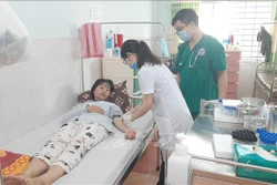 Bệnh nhân sốt xuất huyết được điều trị tại Bệnh viện đa khoa tỉnh Gia Lai. Ảnh: Hoài Nam - TTXVN