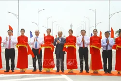 Thủ tướng Nguyễn Xuân Phúc cùng lãnh đạo Trung ương và địa phương thực hiện nghi thức cắt băng thông xe cầu Cửa Hội. Ảnh: Tá Chuyên - TTXVN