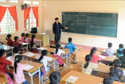 Các em học sinh điểm trường Củ Sát, Trường tiểu học Mường Khiêng 1 học trong phòng học mới khang trang, sạch đẹp. Ảnh: Quang Quyết-TTXVN 