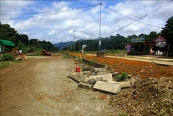 Dự án xây dựng đường trục Trung tâm- khu Trung tâm hành chính- Đô thị trung tâm vùng miền núi phía Tây tỉnh Thanh Hóa do Sở xây dựng tỉnh Thanh Hóa làm chủ đầu tư ngừng thi công do thiếu vốn. Ảnh: Nguyễn Nam-TTXVN 