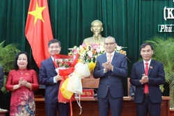 Thường trực Tỉnh ủy và Ủy ban MTTQ Việt Nam tỉnh Phú Yên chúc mừng Chủ tịch UBND tỉnh Tạ Anh Tuấn. Ảnh: Xuân Triệu - TTXVN 