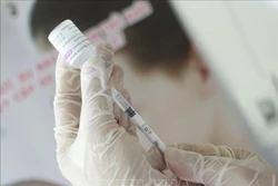 Tiêm vaccine phòng COVID-19 để phòng bệnh. Ảnh: Hoàng Hùng – TTXVN 