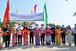 Cắt băng khánh thành cầu nông thôn kênh 1.500 ở xã Hưng Yên (An Biên, Kiên Giang). Ảnh: Lê Sen – TTXVN