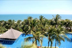 Một khu du lịch cao cấp tại thành phố Phan Thiết với tầm nhìn tuyệt đẹp ra biển Hàm Tiến. Ảnh: Nguyễn Thanh – TTXVN 