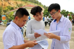 Thí sinh trao đổi sau buổi thi môn Toán tại điểm thi trường THPT số 1 huyện Simacai, tỉnh Lào Cai. Ảnh: Quốc Khánh - TTXVN