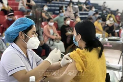 Tiêm vaccine phòng COVID-19 cho phụ nữ mang thai từ 13 tuần trở lên ở thành phố Quy Nhơn. Ảnh: Nguyên Linh-TTXVN 