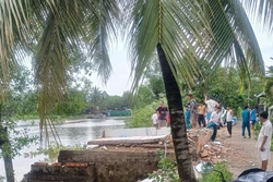 Hiện trường vụ sạt lở sáng 8/6 tại thị trấn Mái Dầm (huyện Châu Thành, tỉnh Hậu Giang). Ảnh: TTXVN phát