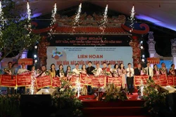 18 đơn vị tham dự Liên hoan hát Văn, hát Chầu Văn toàn quốc năm 2021 nhận cờ lưu niệm của Ban tổ chức. Ảnh: Hoàng Hùng - TTXVN