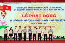 Trao Bằng khen cho các đơn vị, tổ chức, doanh nghiệp, nhà hảo tâm hỗ trợ tỉnh Sóc Trăng.Ảnh: Trung Hiếu-TTXVN 
