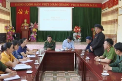 Trong các buổi họp, gặp mặt với lãnh đạo chính quyền, người dân các xã biên giới, già làng luôn tích cực đóng góp ý kiến giúp cấp ủy, chính quyền có các giải pháp để xây dựng bản làng phát triển, ổn định. Ảnh: TTXVN phát 