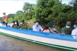 Bà Võ Thị Ánh Xuân, Bí thư Tỉnh ủy An Giang đi khảo sát công tác phòng, chống dịch COVID-19 trên tuyến biên giới tại huyện An Phú, tỉnh An Giang. Ảnh: Thanh Sang - TTXVN