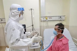 Cán bộ y tế chăm sóc người bệnh F0. Ảnh: TTXVN phát 
