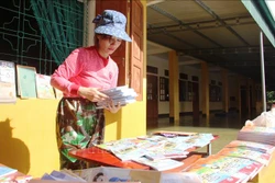 Giáo viên mầm non dọn dẹp lại trường lớp. Ảnh: Hoàng Ngà - TTXVN 