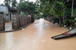 Nhiều tuyến đường giao thông nông thôn ở Quảng Trị vẫn bị ngập sâu trong nước. Ảnh: Hồ Cầu-TTXVN 