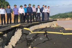 Lãnh đạo Bộ Giao thông vận tải và tỉnh Quảng Trị kiểm tra vị trí sạt lở trên đường Quốc lộ 9. Ảnh: Nguyên Lý-TTXVN 