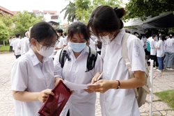 Thí sinh trao đổi sau khi hoàn thành bài thi môn Ngữ văn tại điểm thi Trường THPT Ngô Sỹ Liên, thành phố Bắc Giang, tỉnh Bắc Giang. Ảnh: Đồng Thúy - TTXVN