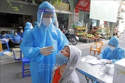 Xét nghiệm cho người dân ở tổ 10, phường Thụy Khuê, quận Ba Đình. Ảnh: Trần Việt - TTXVN 