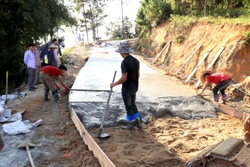 Thi công tuyến đường bê - tông từ xã Pố Lồ đi Chiến Phố (Hoàng Su Phì). Ảnh: baohagiang.vn 