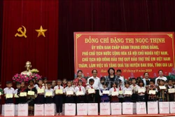 Phó Chủ tịch nước Đặng Thị Ngọc Thịnh trao học bổng cho học sinh nghèo vượt khó trên địa bàn huyện Đăk Đoa, Gia Lai. Ảnh: Hồng Điệp - TTXVN