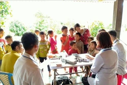 Tổ chức tiêm chủng cho trẻ em tại trường học xã Liêng S’rônh ,huyện Đam Rông, tỉnh Lâm Đồng. Ảnh: TTXVN phát