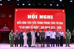 Ban Giám đốc Công an tỉnh Sơn La chụp ảnh lưu niệm với các đại biểu và các điển hình tiên tiến tại Hội nghị. Ảnh: Nguyễn Cường- TTXVN.