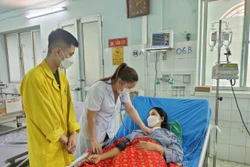 Bác sỹ khoa Hồi sức tích cực – Chống độc thăm khám cho bệnh nhân. Ảnh: Nam Sương - TTXVN