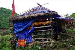 Chốt chặn kiểm soát dịch COVID-19 của Đồn Biên phòng Vàng Ma Chải, huyện Phong Thổ (Lai Châu) trực 24/24 giờ. Ảnh: Việt Hoàng - TTXVN