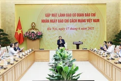 Thủ tướng Phạm Minh Chính chúc mừng các cơ quan báo chí nhân Ngày Báo chí cách mạng Việt Nam. Ảnh: Dương Giang-TTXVN 