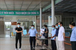 Hai bệnh nhân thứ 717 và 719 mắc COVID-19 xuất viện. Ảnh: Trần Tĩnh - TTXVN