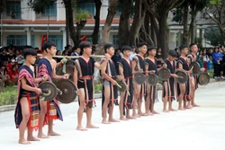 Các em học sinh tại tỉnh Kon Tum biểu diễn múa xoang kết hợp cồng chiêng tại Hội diễn cồng chiêng, múa xoang học sinh các trường Phổ thông dân tộc nội trú, Phổ thông dân tộc bán trú trên địa bàn. Ảnh: Khoa Chương - TTXVN 