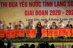 Tập thể, cá nhân được nhận Cờ thi đua của Thủ tướng Chính phủ. Ảnh: Quang Duy - TTXVN