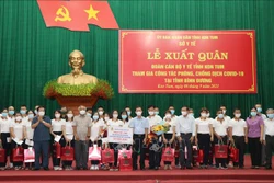 Lãnh đạo tỉnh Kon Tum tặng hoa, quà và động viên các bác sỹ, điều dưỡng tham gia đoàn công tác. Ảnh: Dư Toán – TTXVN. 