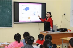 Sử dụng giáo trình điện tử đem lại khá nhiều điều mới mẻ trong dạy và học. cho học sinh lớp 1. Ảnh: Bích Huệ-TTXVN