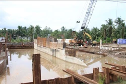 Khẩn trương thi công các công trình cống ngăn mặn, trữ ngọt. Ảnh: Công Trí-TTXVN