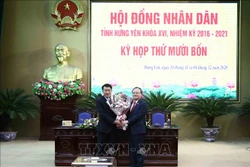 Bí thư Tỉnh uỷ Hưng Yên Đỗ Tiến Sỹ tặng hoa chúc mừng ông Phạm Văn Khuê (bên trái) giữ chức Phó Chủ tịch Thường trực HĐND tỉnh Hưng Yên nhiệm kỳ 2016 - 2021. Ảnh: Đinh Tuấn - TTXVN