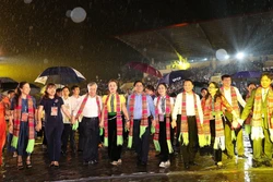 Thủ tướng Phạm Minh Chính và các đại biểu cùng hoà chung điệu Xòe Thái. Ảnh: Dương Giang-TTXVN 