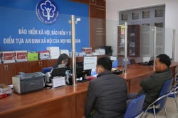Người dân đến trụ sở của Bảo hiểm xã hội Việt Nam tại huyện Tam Đường (Lai Châu) tham gia BHYT. Ảnh: Quý Trung – TTXVN 