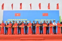 Đại diện lãnh đạo hai tỉnh Quảng Ninh (Việt Nam) và Quảng Tây (Trung Quốc) cắt băng khởi động công năng xuất nhập cảnh hành khách qua Cửa khẩu quốc tế Móng Cái (khu vực cầu Bắc Luân II). Ảnh: Thanh Vân - TTXVN 