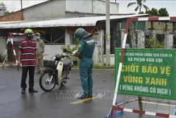 Các lực lượng quân sự xã Phạm Văn Cội, huyện Củ Chi, Thành phố Hồ Chí Minh làm nhiệm vụ ở chốt đường liên xã Bùi Thị Điệp 501. Ảnh: Diệp Trương – TTXVN 
