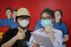 Các thí sinh tại điểm thi trường THPT Ngô Sỹ Liên. Ảnh: Danh Lam-TTXVN 