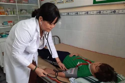 Tham gia bảo hiểm y tế, ngoài được chi trả các chi phí khi đi khám chữa bệnh tại các cơ sở y tế, học sinh, sinh viên còn được hưởng quyền lợi chăm sóc sức khỏe ban đầu tại nhà trường. Ảnh: Đức Hạnh - TTXVN 