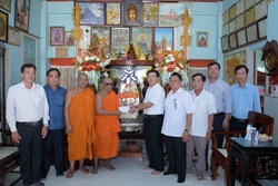 Đoàn công tác Ủy ban Dân tộc tặng quà cho Hội Đoàn kết sư sãi yêu nước tỉnh Bạc Liêu nhân dịp lễ Sen Đôn-ta 2022.Ảnh: Chanh Đa-TTXVN