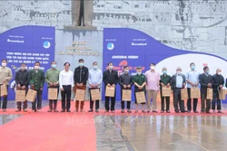 Ban Tổ chức trao tặng quà cho các già làng, trưởng bản, người có uy tín, hộ gia đình chính sách trên địa bàn tỉnh Sơn La. Ảnh: Quang Quyết-TTXVN 