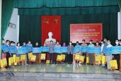 Bí thư Tỉnh ủy Thanh Hóa Đỗ Trọng Hưng và Giám mục Giáo phận Thanh Hóa Nguyễn Đức Cường trao tiền hỗ trợ cho các hộ đồng bào Công giáo sinh sống trên sông ở xã Định Tiến. Ảnh: Trịnh Duy Hưng - TTXVN 