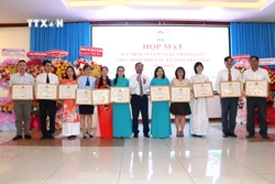 Các cá nhân nhận Bằng khen của Chủ tịch UBND tỉnh Trà Vinh. Ảnh: Thanh Hoà- TTXVN