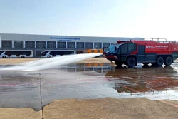 Công nhân đơn vị thi công vệ sinh Cảng hàng không Điện Biên để sẵn sàng đón khách. Ảnh: Trung Kiên - TTXVN 