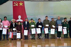 Trưởng Ban Tổ chức Trung ương Trương Thị Mai (ngoài cùng bên trái) tặng quà người có công với cách mạng, người dân tộc thiểu số có hoàn cảnh khó khăn của xã Xuân Quang, huyện Chiêm Hóa. Ảnh: Quang Cường 