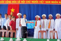 Phó Bí thư Thường trực Tỉnh ủy Ninh Thuận Phạm Văn Hậu cùng đoàn công tác chúc tết Ramưwan Hội đồng Sư cả đạo Bàni. Ảnh: Công Thử - TTXVN